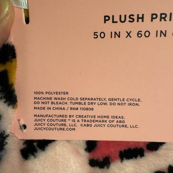New with tags Juicy Couture plush printed throw size 50โ by 60โ, super soft ๐ฉท๐๐๐ - Picture 8 of 9